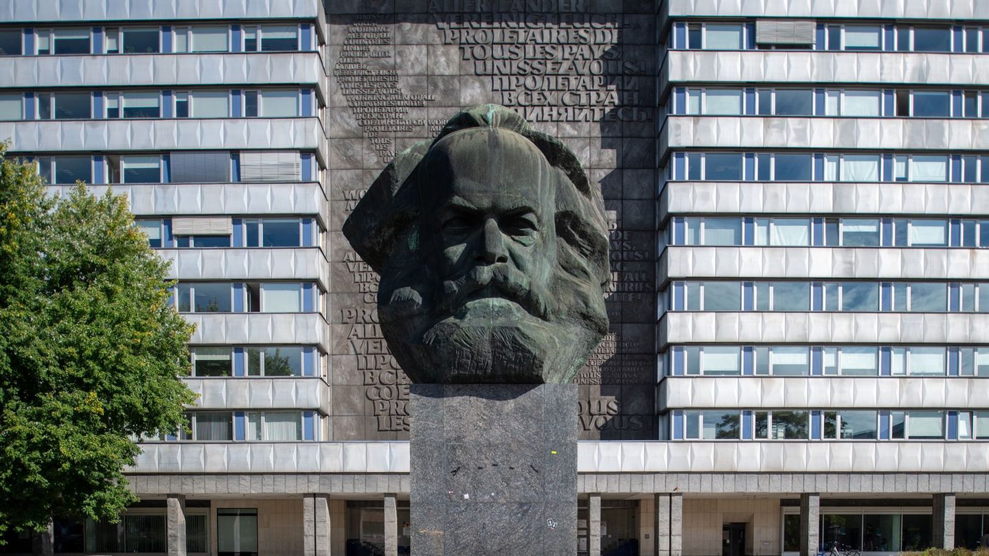 Das bekannte Karl-Marx-Monument in Chemnitz wird Schauplatz der großen Eröffnungsshow zum Kulturhauptstadtjahr 2025 (Archivbild)