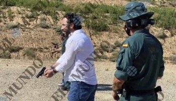 La Guardia Civil instruyó a Aldama en el uso de fusiles de asalto en su campo de élite un año antes de condecorarle por sus "tributos a España"