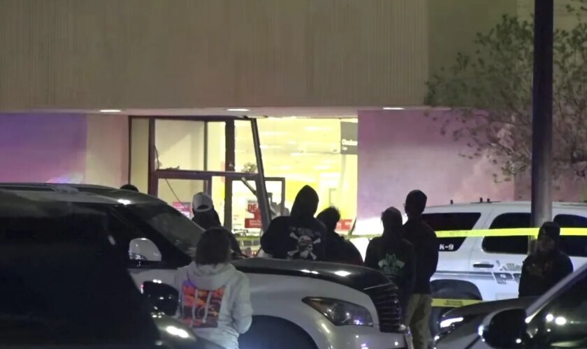 La Policía abate al conductor de una camioneta tras estrellarla contra una concurrida tienda en Texas y dejar cinco heridos