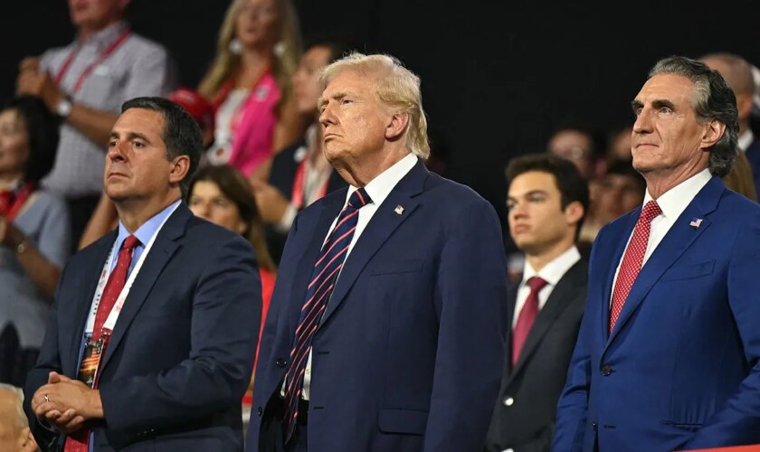 La cadena de televisión ABC acuerda pagar 15 millones a Trump por difamación