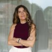 La emprendedora consciente que dijo adiós a los tintes: "Vamos a la carrera y se nos cae el pelo o nos sale rosácea debido al estrés"