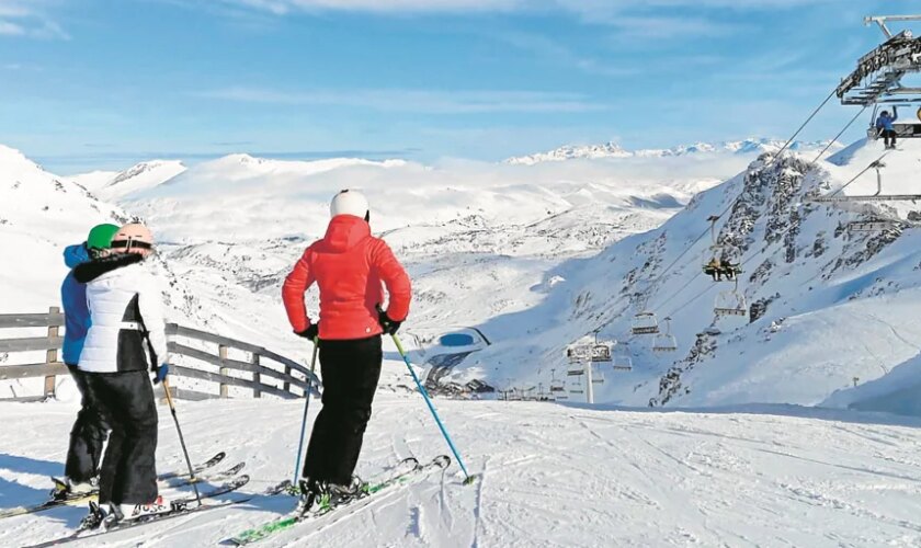 Las primeras nevadas ya permiten esquiar en León, pero no en el resto de estaciones