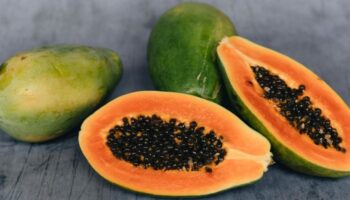 Las semillas de la papaya son comestibles y protegen el corazón: así se deben consumir