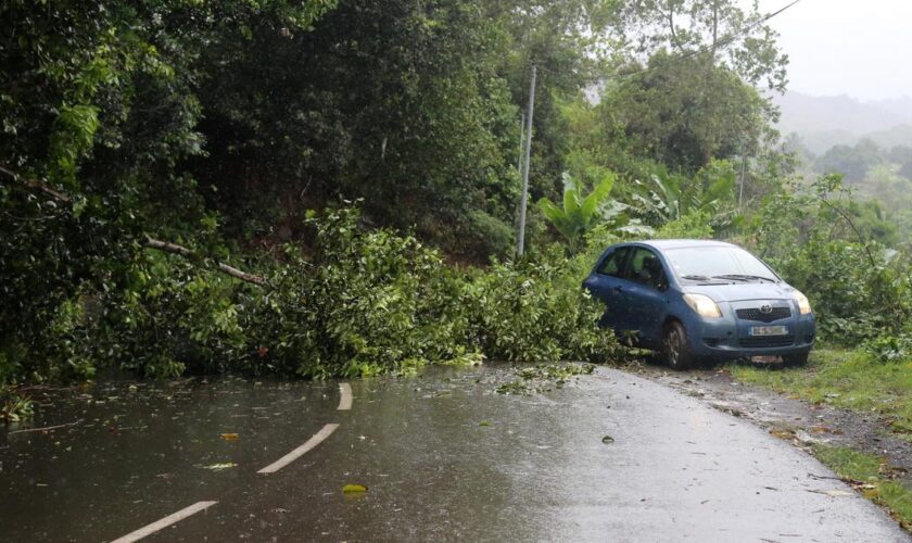 Le cyclone Chido a balayé Mayotte, les habitants coupés du monde