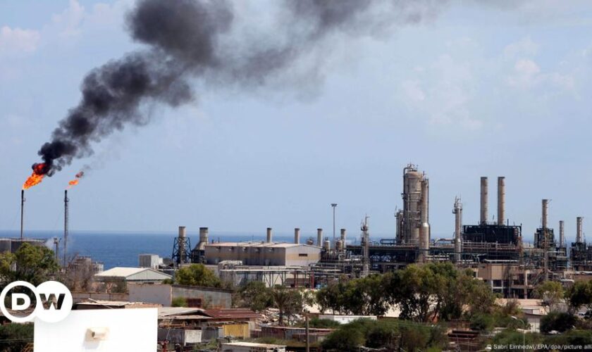 Libya: Armed clashes close key oil refinery as fires erupt