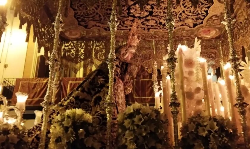 Los Cantores de Híspalis le cantan a la Esperanza de Triana por las calles de su barrio