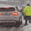 Los avisos por fuertes nevadas se mantienen en el Pirineo tras un domingo muy complicado en la carretera