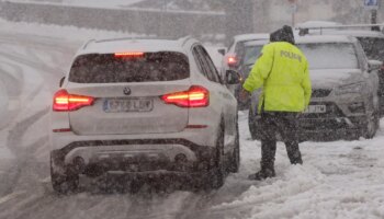 Los avisos por fuertes nevadas se mantienen en el Pirineo tras un domingo muy complicado en la carretera