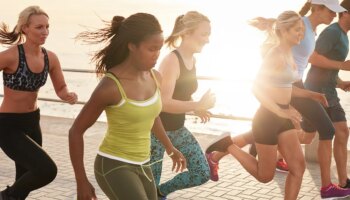 Los clubes de 'running' desplazan a los bares para socializar y la salud mental ya nos importa más que la física