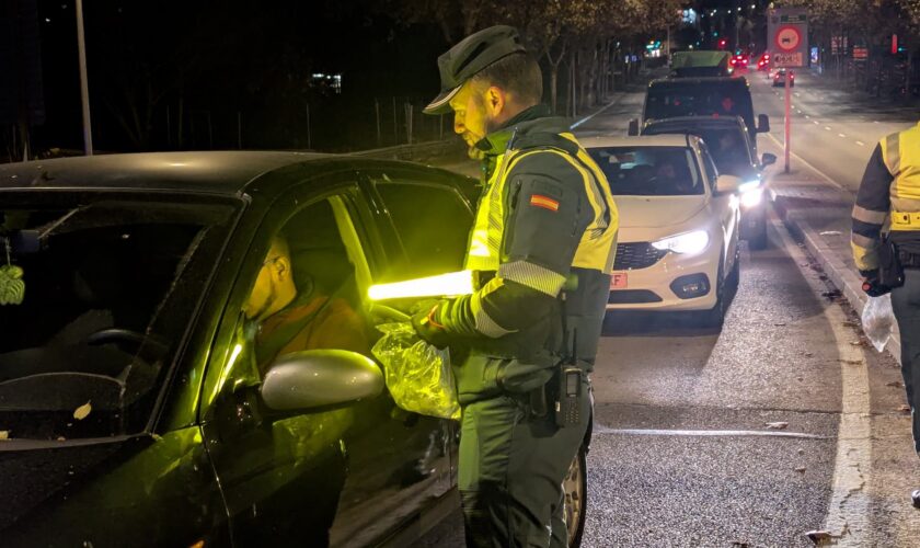 Macrocontroles con la Guardia Civil de Tráfico tras las cenas de empresas: casi tantos positivos por drogas como por alcohol, insinuaciones para no soplar, fugas y hasta un taxista cazado por cocaína