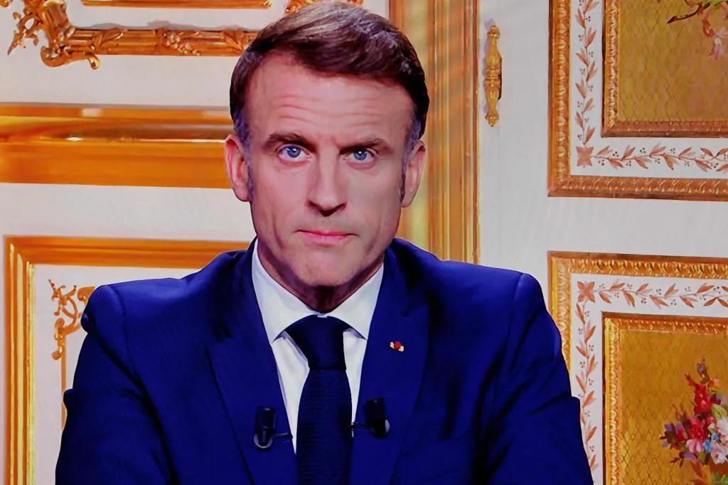 Macron denuncia que "la izquierda y la derecha han elegido el desorden" en Francia