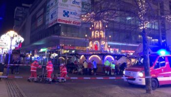 Auf einem Weihnachtmarkt in Magdeburg steht ein Rettungswagen mit Blaulicht