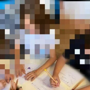 «Mamá, vota valenciano, tú puedes»: denuncian el uso de fotos de niños para presionar a sus familias contra el castellano