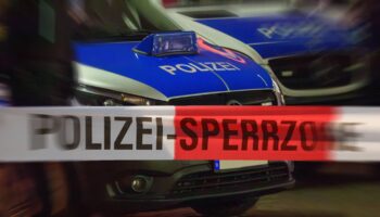 Meißen: Ein Streifenwagen der Polizei steht hinter einem Absperrband (Symbolbild)