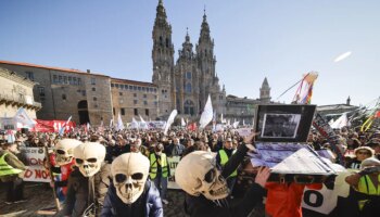 Miles de personas desbordan el Obradoiro en rechazo de la "bomba ambiental" de la  'macrocelulosa' de Altri en Lugo: "Imponerla es actuar contra la sociedad"