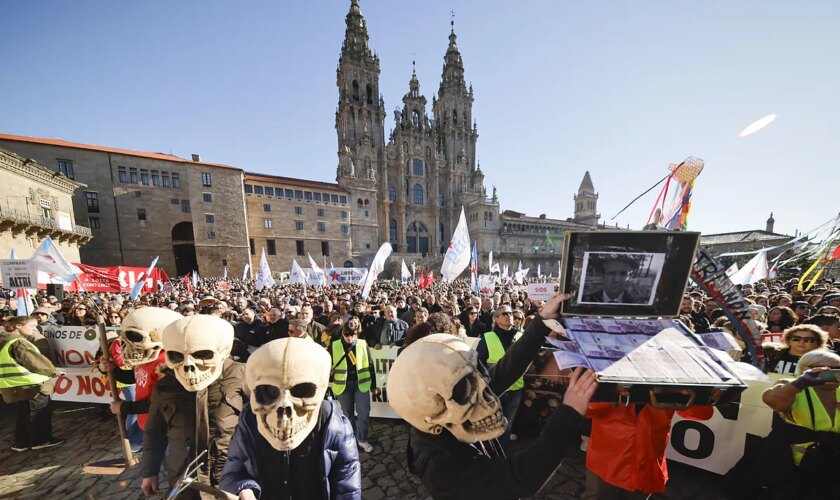 Miles de personas desbordan el Obradoiro en rechazo de la "bomba ambiental" de la  'macrocelulosa' de Altri en Lugo: "Imponerla es actuar contra la sociedad"