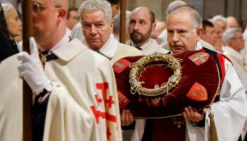 « Mon cœur s’est accéléré ! » : de retour à Notre-Dame, la couronne d’épines du Christ plus vénérée que jamais