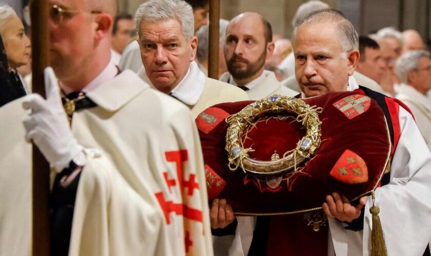 « Mon cœur s’est accéléré ! » : de retour à Notre-Dame, la couronne d’épines du Christ plus vénérée que jamais