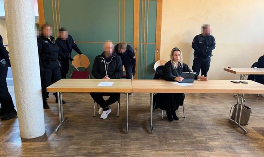 Der im Mord-Prozess Angeklagte Andrzej L. am Freitag vor Gericht in der Stadthalle Verden.