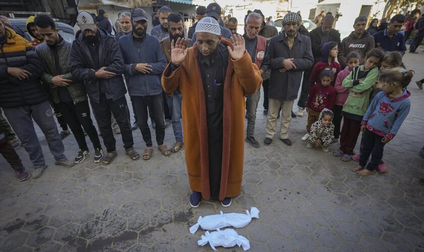 Muere otro bebé de frío en Gaza: "No podía despertarlo, era como si estuviera cubierto de hielo"