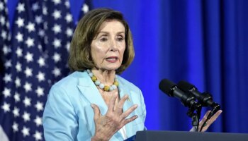 Nancy Pelosi, hospitalizada en Luxemburgo tras sufrir una lesión