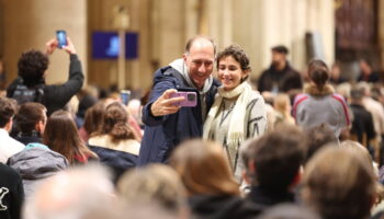 « Nous avons besoin de beauté comme ça » : l’émotion des premiers visiteurs de la cathédrale Notre-Dame