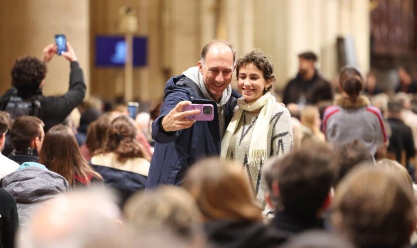 « Nous avons besoin de beauté comme ça » : l’émotion des premiers visiteurs de la cathédrale Notre-Dame