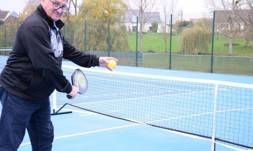 « On vient pour s’amuser » : le pickleball, un tennis miniature très séduisant, fait son trou à Yèvres