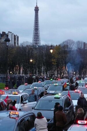 Paris : les taxis en grève devant l’Assemblée nationale, près de 500 km de bouchons en Île-de-France