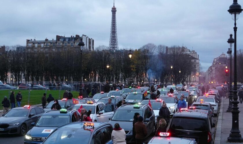 Paris : les taxis en grève devant l’Assemblée nationale, près de 500 km de bouchons en Île-de-France