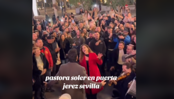 Pastora Soler y Antoñito Molina conquistan Sevilla con un villancico en la Puerta de Jerez