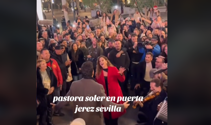 Pastora Soler y Antoñito Molina conquistan Sevilla con un villancico en la Puerta de Jerez