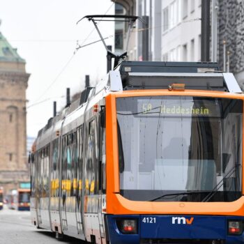 Gleich zwei Mal sind in Mannheim Straßenbahnen mit einem Auto zusammengestoßen. (Archivbild) Foto: Uwe Anspach/dpa