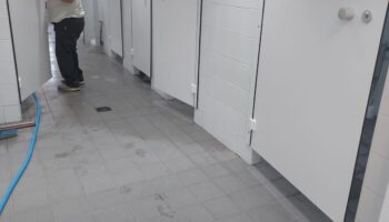 « Quand les gens sortent, ils se sentent mieux » : on a passé une matinée aux bains-douches de Saint-Denis