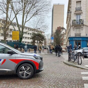 « Que faisait-il là ? » : après la mort d’un ado devant un lycée parisien, des zones d’ombre subsistent