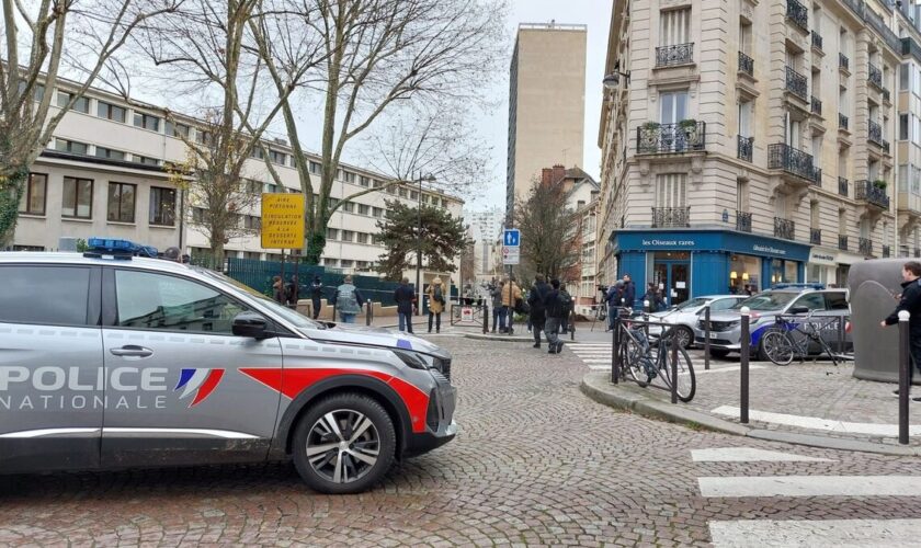 « Que faisait-il là ? » : après la mort d’un ado devant un lycée parisien, des zones d’ombre subsistent