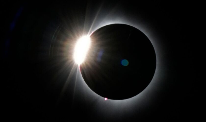 Bei einer totalen Sonnenfinsternis wird der Bereich um die Sonne herum sichtbar. (Archivbild) Foto: Robert F. Bukaty/AP/dpa