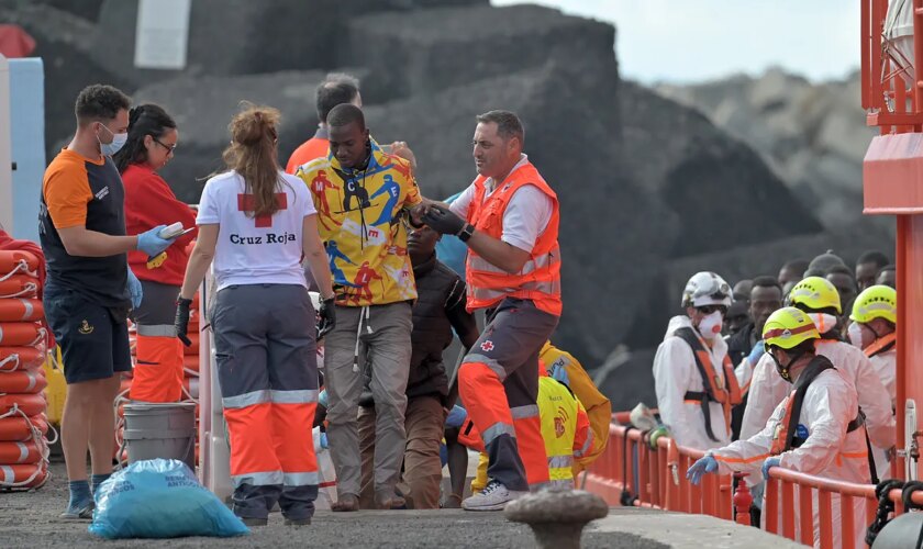 Rescatan a 141 inmigrantes a bordo de una patera en aguas cercanas a El Hierro