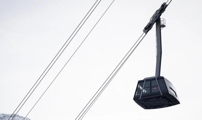 Rescatan a 174 esquiadores tras abrirse una grieta en un teleférico de Colorado