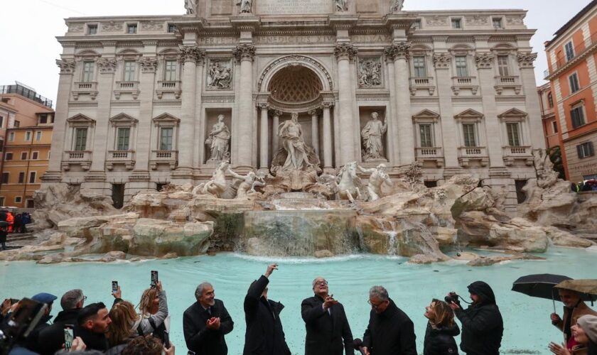 Rome : la fontaine de Trevi rouvre après un nettoyage et contingente les touristes