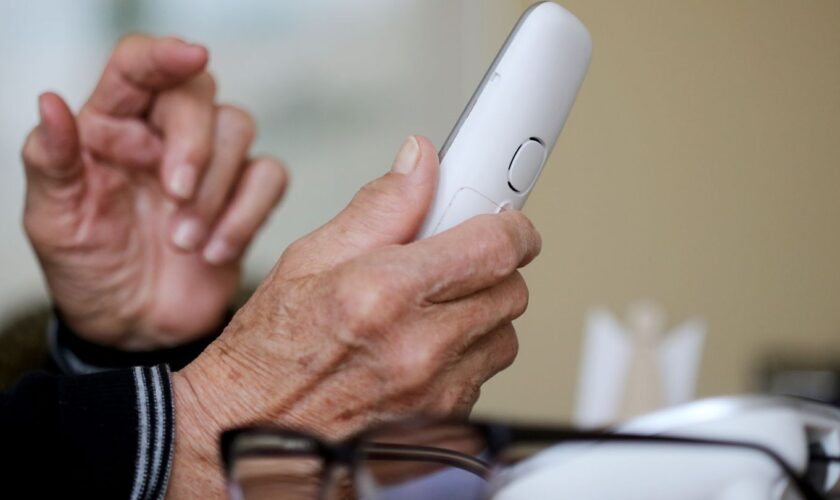 Wenn Senioren von ihren vermeintlichen Enkeln am Telefon um Geld gebeten werden, stecken oft Betrüger dahinter. (Symbolbild) Fot