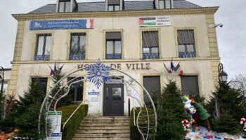 « Seigneur ! Pardonnez-nous » : à Montfermeil, le maire prié de retirer sa banderole du fronton de la mairie