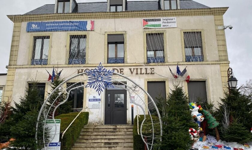 « Seigneur ! Pardonnez-nous » : à Montfermeil, le maire prié de retirer sa banderole du fronton de la mairie