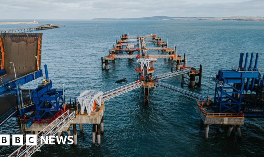 Storm-hit port closed until at least 15 January