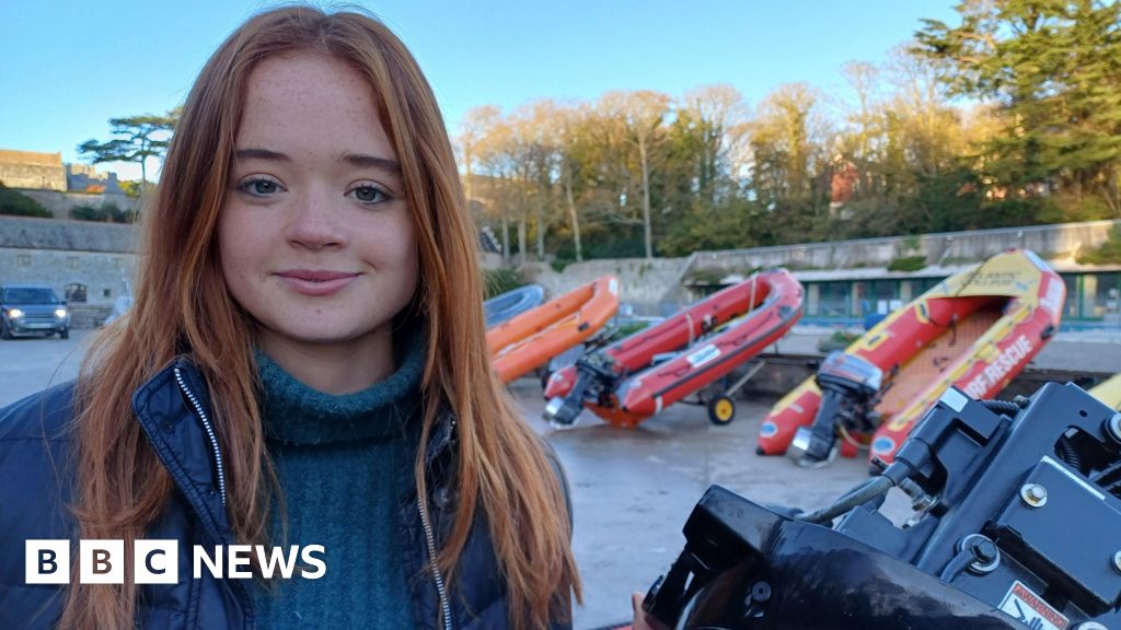 Students upset by sea deaths help rescue migrants