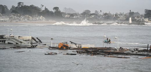 Sturm in Kalifornien: In Santa Cruz stürzt eine Seebrücke ein und schwimmt davon