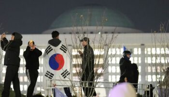 Vor der südkoreanischen Nationalversammlung versammelten sich Tausende Demonstranten. Foto: Lee Jin-man/AP/dpa