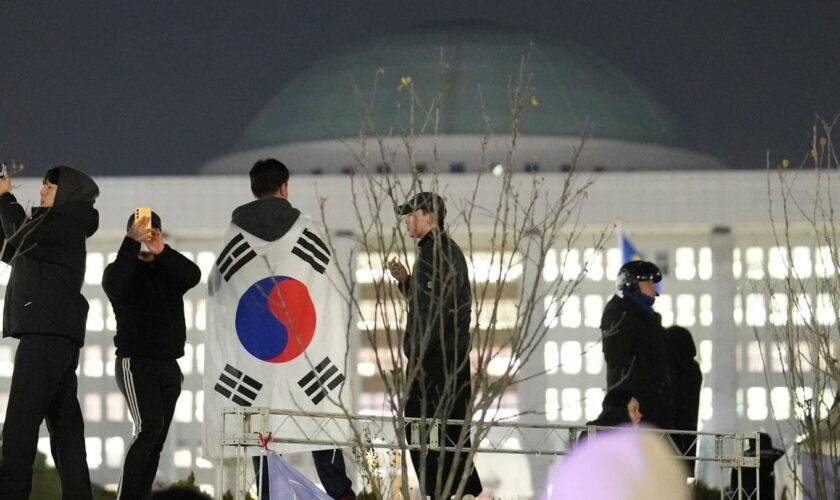 Vor der südkoreanischen Nationalversammlung versammelten sich Tausende Demonstranten. Foto: Lee Jin-man/AP/dpa