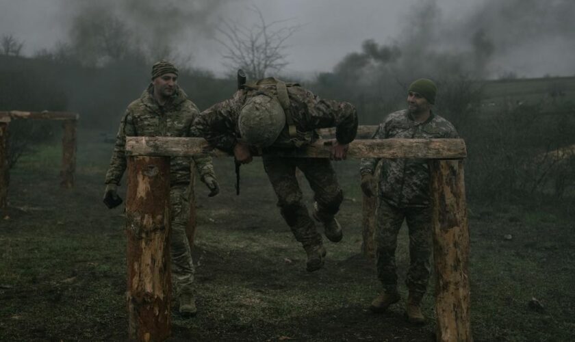 Sur le front de l’Est, l’armée ukrainienne au défi de recruter des soldats qualifiés : le récit de l’envoyé spécial du Figaro