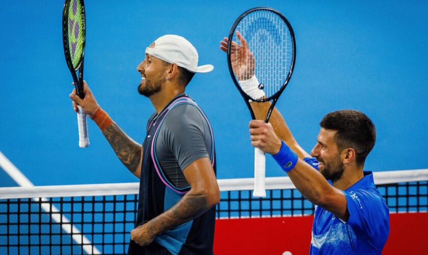 Tennis : les images de Kyrgios qui fait le show en double à Brisbane associé à Djokovic